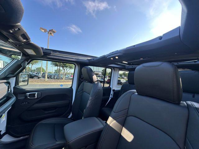 Photo of 2025 Bright White Clearcoat Jeep Wrangler