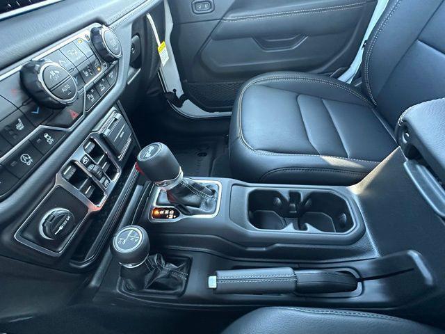 Photo of 2025 Bright White Clearcoat Jeep Wrangler