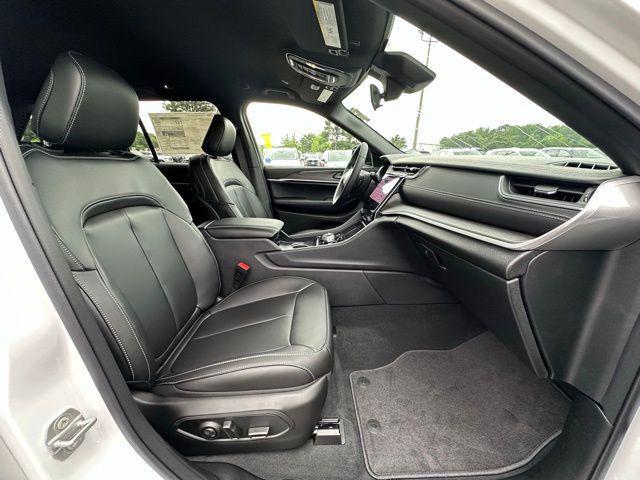 Photo of 2025 Bright White Clearcoat Jeep Grand Cherokee