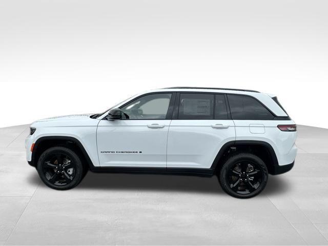 Photo of 2025 Bright White Clearcoat Jeep Grand Cherokee