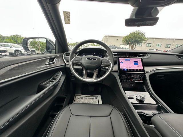Photo of 2025 Bright White Clearcoat Jeep Grand Cherokee
