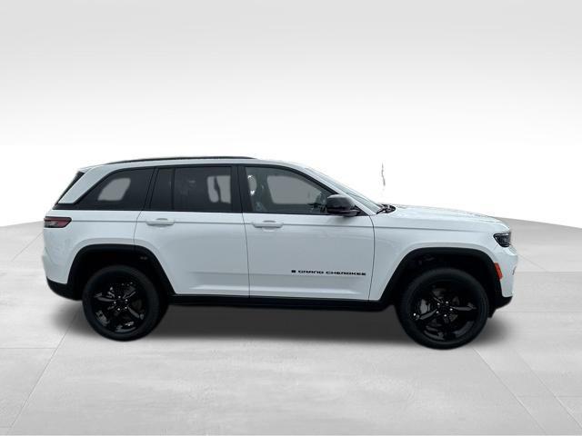 Photo of 2025 Bright White Clearcoat Jeep Grand Cherokee