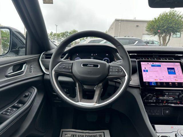 Photo of 2025 Bright White Clearcoat Jeep Grand Cherokee