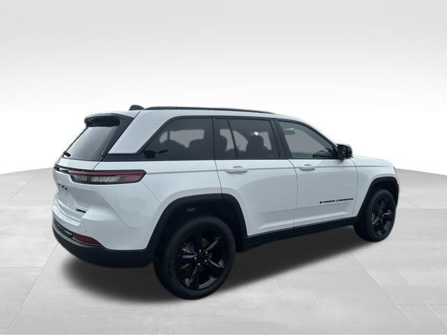 Photo of 2025 Bright White Clearcoat Jeep Grand Cherokee