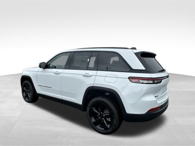Photo of 2025 Bright White Clearcoat Jeep Grand Cherokee