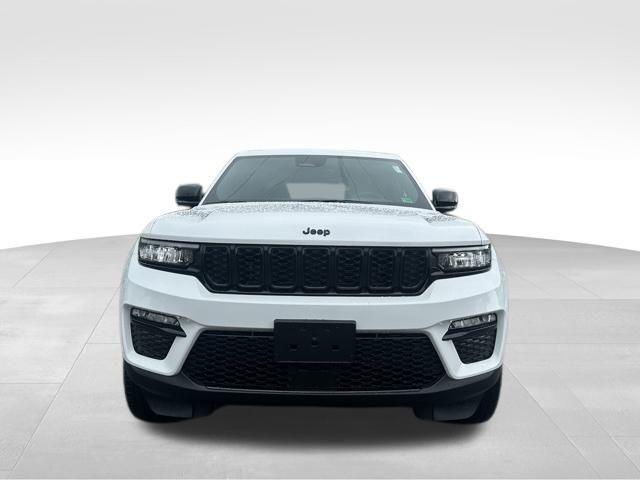 Photo of 2025 Bright White Clearcoat Jeep Grand Cherokee