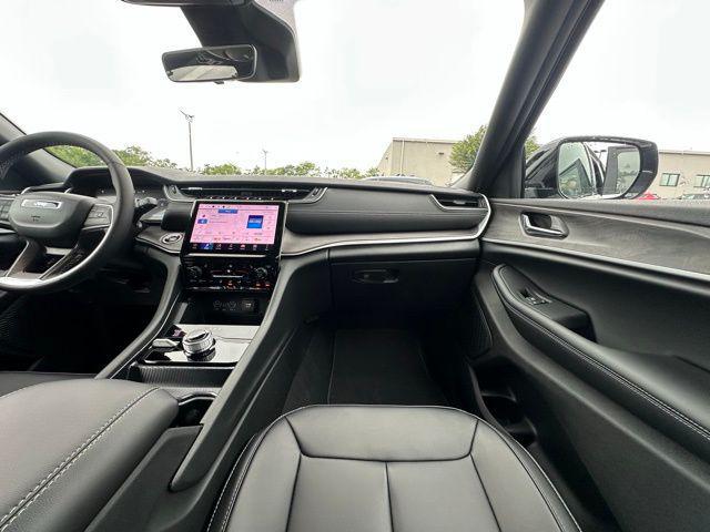 Photo of 2025 Bright White Clearcoat Jeep Grand Cherokee