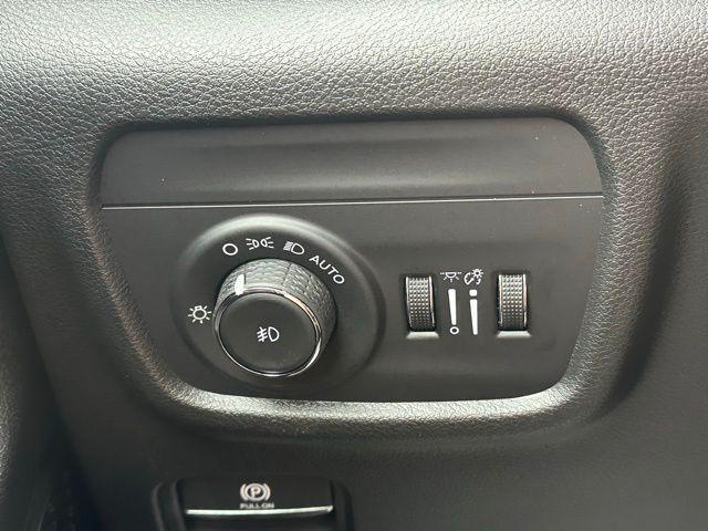 Photo of 2025 Bright White Clearcoat Jeep Grand Cherokee