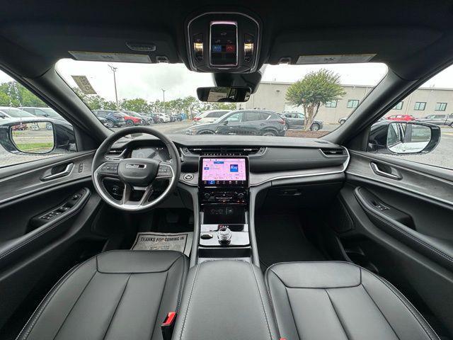 Photo of 2025 Bright White Clearcoat Jeep Grand Cherokee