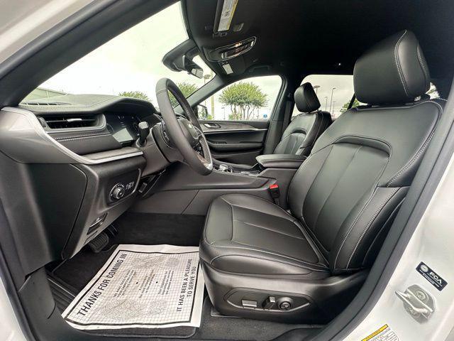 Photo of 2025 Bright White Clearcoat Jeep Grand Cherokee
