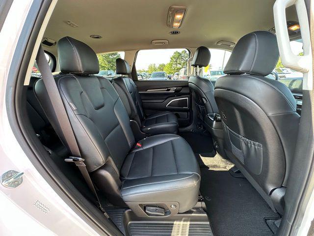 Photo of 2023 Glacial White Pearl Kia Telluride