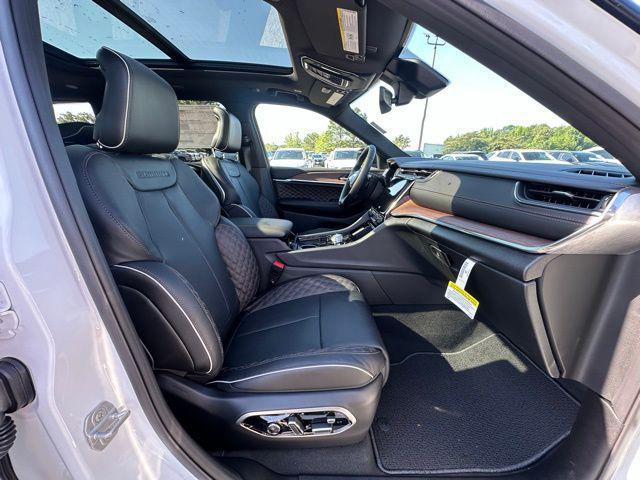 Photo of 2025 Bright White Clearcoat Jeep Grand Cherokee