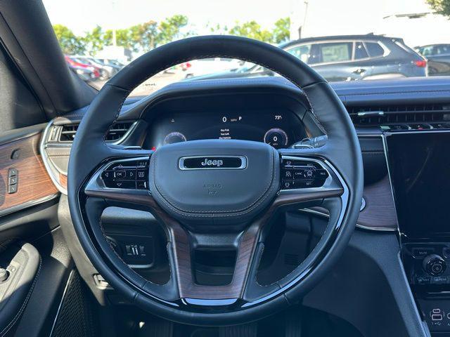 Photo of 2025 Bright White Clearcoat Jeep Grand Cherokee