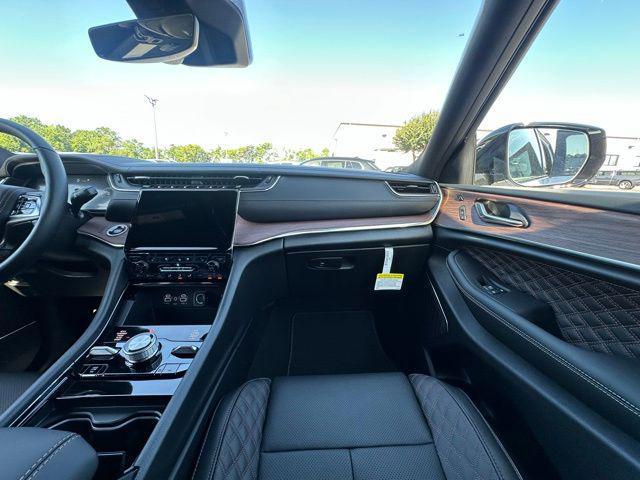 Photo of 2025 Bright White Clearcoat Jeep Grand Cherokee