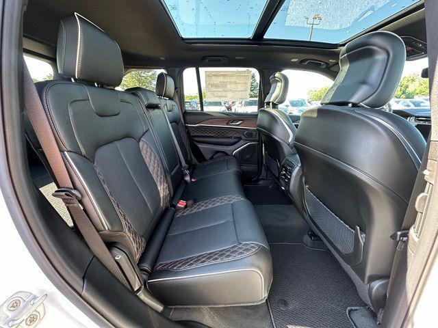 Photo of 2025 Bright White Clearcoat Jeep Grand Cherokee