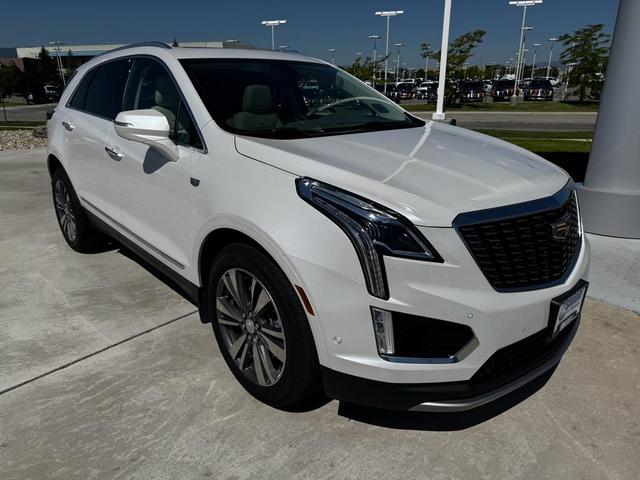 Photo of 2021 Crystal White Tricoat Cadillac XT5