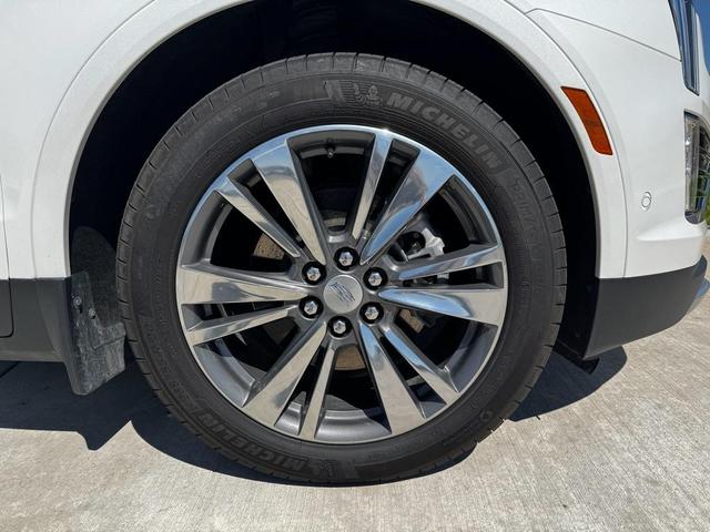 Photo of 2021 Crystal White Tricoat Cadillac XT5