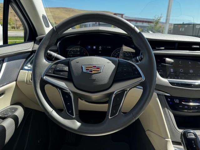 Photo of 2021 Crystal White Tricoat Cadillac XT5