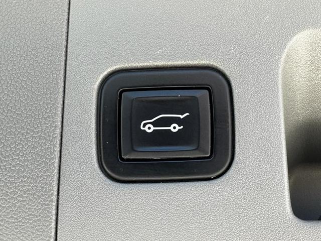 Photo of 2021 Crystal White Tricoat Cadillac XT5