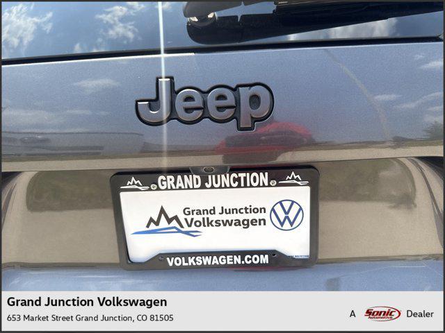 Photo of 2021 Granite Crystal Metallic Clearcoat Jeep Cherokee