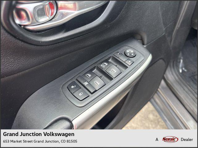 Photo of 2021 Granite Crystal Metallic Clearcoat Jeep Cherokee