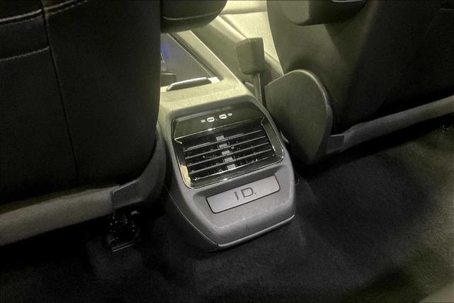 Photo of 2021 Glacier White Volkswagen ID.4