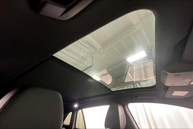 Photo of 2021 Glacier White Volkswagen ID.4