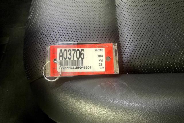 Photo of 2021 Glacier White Volkswagen ID.4
