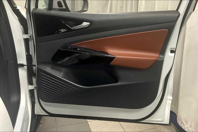 Photo of 2021 Glacier White Volkswagen ID.4