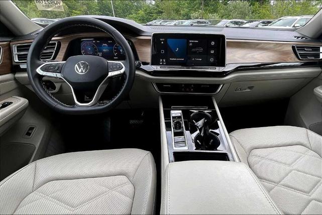 Photo of 2024 Pure White Volkswagen Atlas