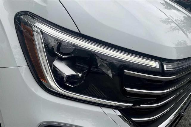 Photo of 2024 Pure White Volkswagen Atlas