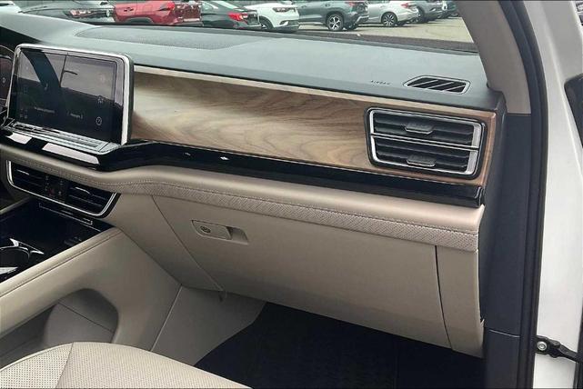 Photo of 2024 Pure White Volkswagen Atlas