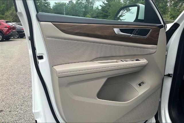 Photo of 2024 Pure White Volkswagen Atlas