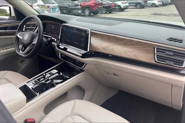 Photo of 2024 Pure White Volkswagen Atlas