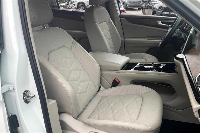 Photo of 2024 Pure White Volkswagen Atlas