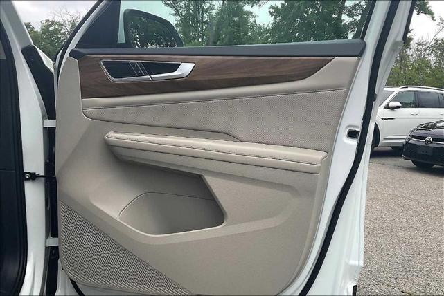 Photo of 2024 Pure White Volkswagen Atlas