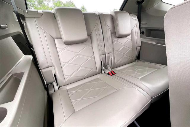 Photo of 2024 Pure White Volkswagen Atlas