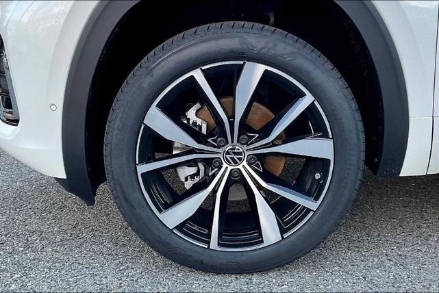 Photo of 2025 Opal White Pearl Effect Volkswagen Atlas