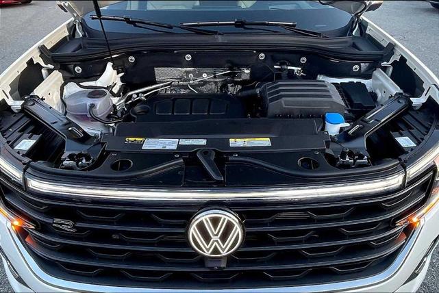Photo of 2025 Opal White Pearl Effect Volkswagen Atlas
