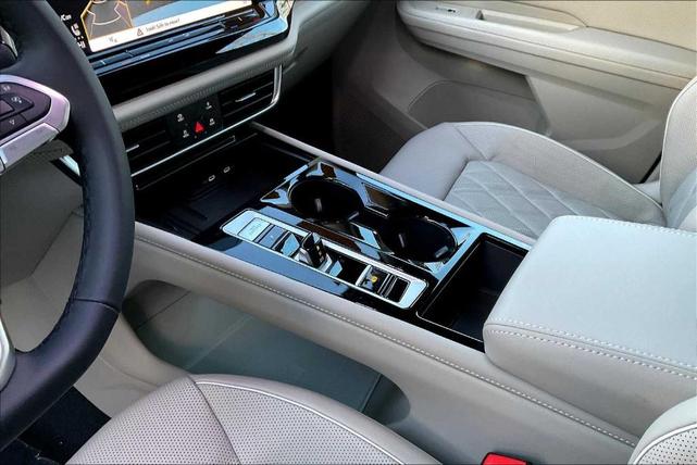 Photo of 2025 Opal White Pearl Effect Volkswagen Atlas