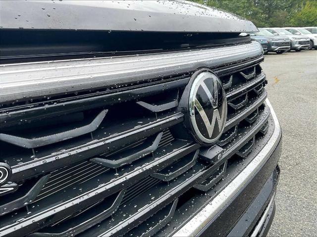 Photo of 2024 Deep Black Pearl Effect Volkswagen Atlas