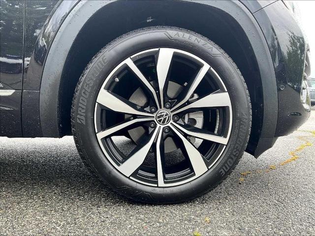 Photo of 2024 Deep Black Pearl Effect Volkswagen Atlas