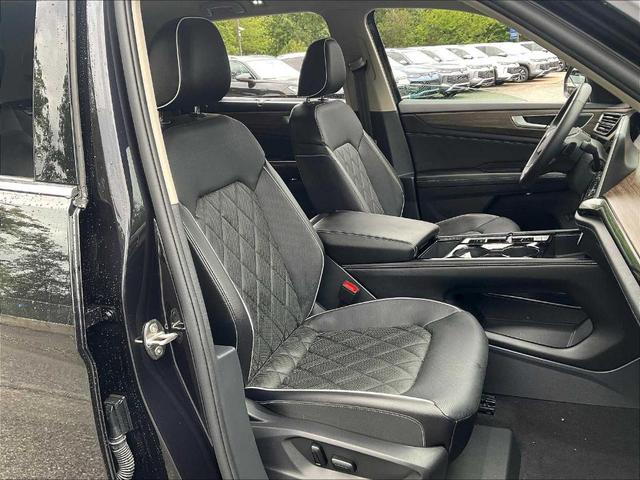 Photo of 2024 Deep Black Pearl Effect Volkswagen Atlas