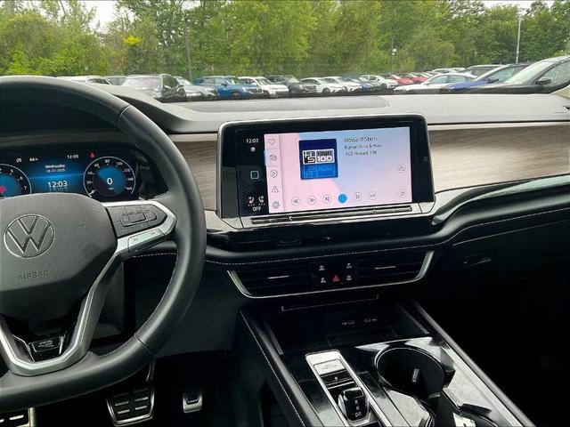 Photo of 2024 Deep Black Pearl Effect Volkswagen Atlas