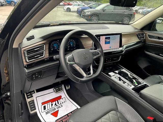 Photo of 2024 Deep Black Pearl Effect Volkswagen Atlas