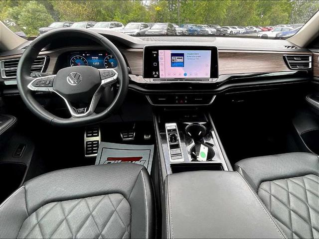 Photo of 2024 Deep Black Pearl Effect Volkswagen Atlas