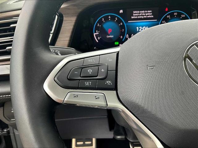 Photo of 2024 Deep Black Pearl Effect Volkswagen Atlas