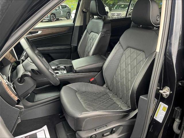 Photo of 2024 Deep Black Pearl Effect Volkswagen Atlas