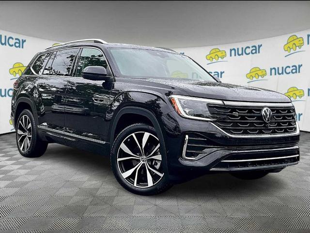 Photo of 2024 Deep Black Pearl Effect Volkswagen Atlas