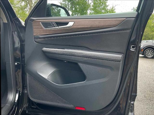 Photo of 2024 Deep Black Pearl Effect Volkswagen Atlas
